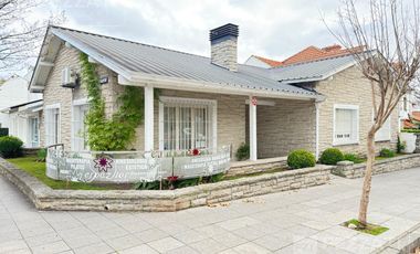 Casa en  alquiler. Zona Güemes. Solo uso comercial. Ideal centros de estètica, pilates, centros de rehabiitacion