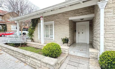 Casa en  alquiler. Zona Güemes. Solo uso comercial. Ideal centros de estètica, pilates, centros de rehabiitacion