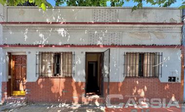 CASA MULTIFAMILIAR SOBRE AMPLIO LOTE TODOS LOS SERVICIOS EN UNA PLANTA