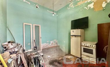 CASA MULTIFAMILIAR SOBRE AMPLIO LOTE TODOS LOS SERVICIOS EN UNA PLANTA