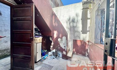 CASA MULTIFAMILIAR SOBRE AMPLIO LOTE TODOS LOS SERVICIOS EN UNA PLANTA