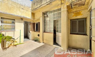 CASA MULTIFAMILIAR SOBRE AMPLIO LOTE TODOS LOS SERVICIOS EN UNA PLANTA