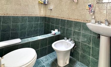 CASA MULTIFAMILIAR SOBRE AMPLIO LOTE TODOS LOS SERVICIOS EN UNA PLANTA