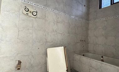 CASA MULTIFAMILIAR SOBRE AMPLIO LOTE TODOS LOS SERVICIOS EN UNA PLANTA