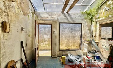 CASA MULTIFAMILIAR SOBRE AMPLIO LOTE TODOS LOS SERVICIOS EN UNA PLANTA