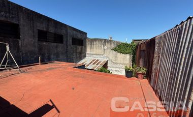 CASA MULTIFAMILIAR SOBRE AMPLIO LOTE TODOS LOS SERVICIOS EN UNA PLANTA