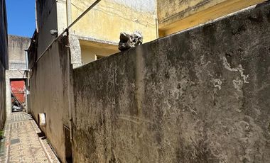 CASA MULTIFAMILIAR SOBRE AMPLIO LOTE TODOS LOS SERVICIOS EN UNA PLANTA