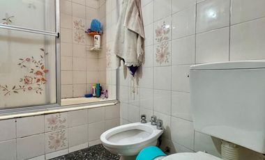 CASA MULTIFAMILIAR SOBRE AMPLIO LOTE TODOS LOS SERVICIOS EN UNA PLANTA