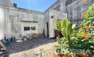 CASA MULTIFAMILIAR SOBRE AMPLIO LOTE TODOS LOS SERVICIOS EN UNA PLANTA