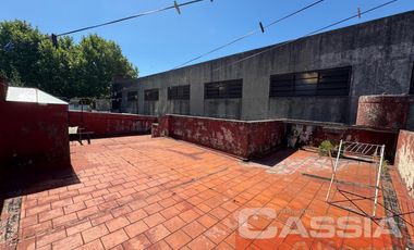 CASA MULTIFAMILIAR SOBRE AMPLIO LOTE TODOS LOS SERVICIOS EN UNA PLANTA