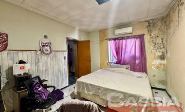 CASA MULTIFAMILIAR SOBRE AMPLIO LOTE TODOS LOS SERVICIOS EN UNA PLANTA