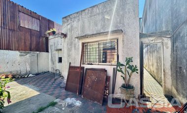 CASA MULTIFAMILIAR SOBRE AMPLIO LOTE TODOS LOS SERVICIOS EN UNA PLANTA