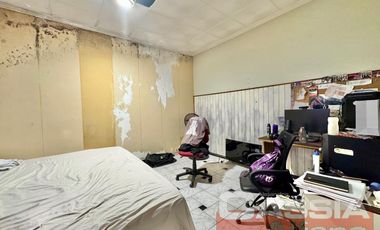 CASA MULTIFAMILIAR SOBRE AMPLIO LOTE TODOS LOS SERVICIOS EN UNA PLANTA