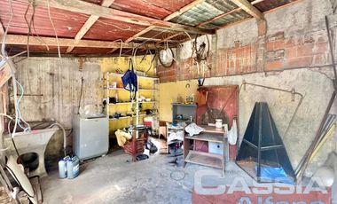 CASA MULTIFAMILIAR SOBRE AMPLIO LOTE TODOS LOS SERVICIOS EN UNA PLANTA