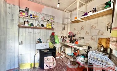 CASA MULTIFAMILIAR SOBRE AMPLIO LOTE TODOS LOS SERVICIOS EN UNA PLANTA