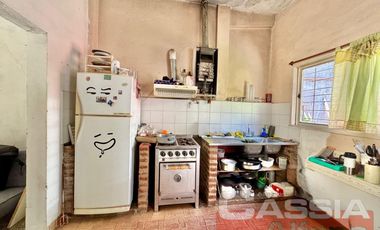 CASA MULTIFAMILIAR SOBRE AMPLIO LOTE TODOS LOS SERVICIOS EN UNA PLANTA