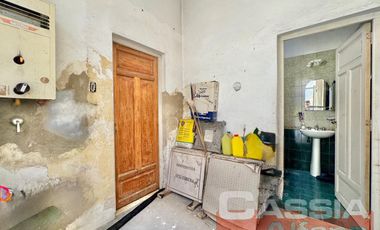 CASA MULTIFAMILIAR SOBRE AMPLIO LOTE TODOS LOS SERVICIOS EN UNA PLANTA