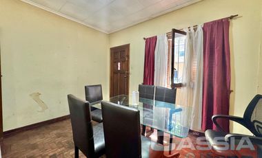 CASA MULTIFAMILIAR SOBRE AMPLIO LOTE TODOS LOS SERVICIOS EN UNA PLANTA