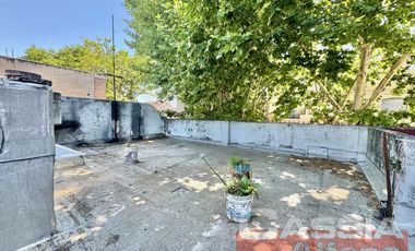 CASA MULTIFAMILIAR SOBRE AMPLIO LOTE TODOS LOS SERVICIOS EN UNA PLANTA