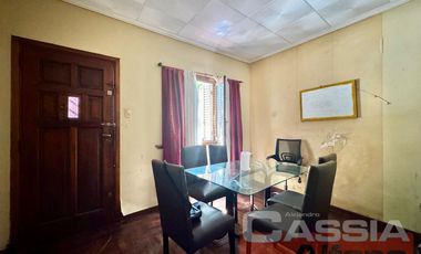 CASA MULTIFAMILIAR SOBRE AMPLIO LOTE TODOS LOS SERVICIOS EN UNA PLANTA