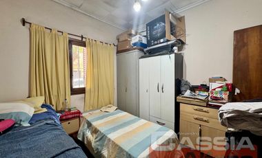 CASA MULTIFAMILIAR SOBRE AMPLIO LOTE TODOS LOS SERVICIOS EN UNA PLANTA