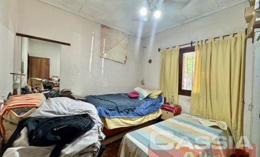 CASA MULTIFAMILIAR SOBRE AMPLIO LOTE TODOS LOS SERVICIOS EN UNA PLANTA