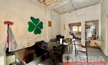 CASA MULTIFAMILIAR SOBRE AMPLIO LOTE TODOS LOS SERVICIOS EN UNA PLANTA