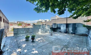 CASA MULTIFAMILIAR SOBRE AMPLIO LOTE TODOS LOS SERVICIOS EN UNA PLANTA