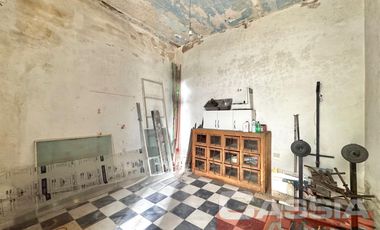 CASA MULTIFAMILIAR SOBRE AMPLIO LOTE TODOS LOS SERVICIOS EN UNA PLANTA