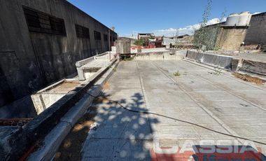 CASA MULTIFAMILIAR SOBRE AMPLIO LOTE TODOS LOS SERVICIOS EN UNA PLANTA