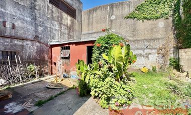 CASA MULTIFAMILIAR SOBRE AMPLIO LOTE TODOS LOS SERVICIOS EN UNA PLANTA