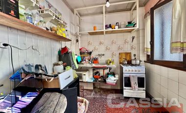 CASA MULTIFAMILIAR SOBRE AMPLIO LOTE TODOS LOS SERVICIOS EN UNA PLANTA