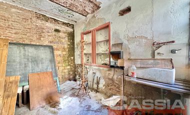 CASA MULTIFAMILIAR SOBRE AMPLIO LOTE TODOS LOS SERVICIOS EN UNA PLANTA