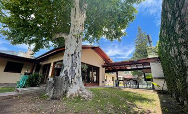 Venta Casa 2 dormitorios, cochera, quincho y pileta en Fisherton