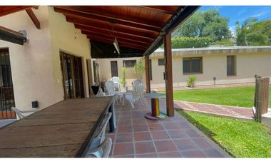 Venta Casa 2 dormitorios, cochera, quincho y pileta en Fisherton