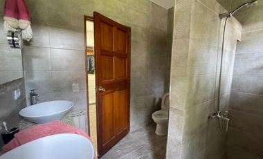 Venta Casa 2 dormitorios, cochera, quincho y pileta en Fisherton