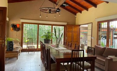 Venta Casa 2 dormitorios, cochera, quincho y pileta en Fisherton