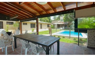 Venta Casa 2 dormitorios, cochera, quincho y pileta en Fisherton