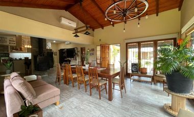 Venta Casa 2 dormitorios, cochera, quincho y pileta en Fisherton