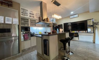 Venta Casa 2 dormitorios, cochera, quincho y pileta en Fisherton