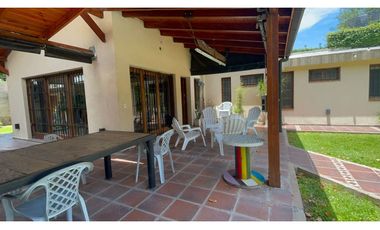 Venta Casa 2 dormitorios, cochera, quincho y pileta en Fisherton