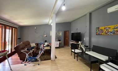 Venta Casa 2 dormitorios, cochera, quincho y pileta en Fisherton