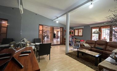 Venta Casa 2 dormitorios, cochera, quincho y pileta en Fisherton