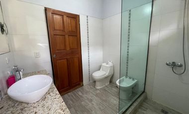 Venta Casa 2 dormitorios, cochera, quincho y pileta en Fisherton