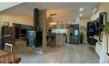 Venta Casa 2 dormitorios, cochera, quincho y pileta en Fisherton