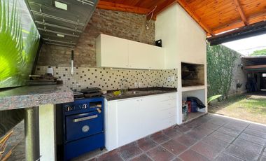 Venta Casa 2 dormitorios, cochera, quincho y pileta en Fisherton