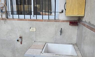 Departamento 2 ambientes al frente con balcón interno y Patio