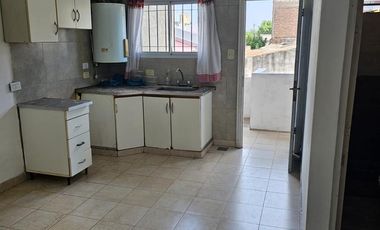 Departamento 2 ambientes al frente con balcón interno y Patio