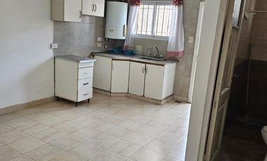 Departamento 2 ambientes al frente con balcón interno y Patio