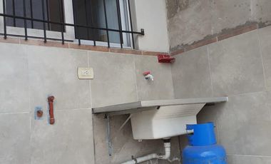 Departamento 2 ambientes al frente con balcón interno y Patio